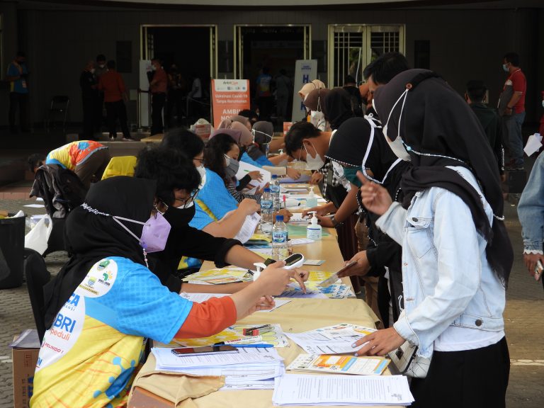 Masyarakat Serbu Vaksinasi Ganesha: Perjuangan Bersama Ciptakan Herd Immunity