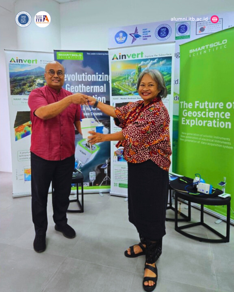 Pengurus IAGL ITB 2023-2027 Menyerahkan Instrumen Survey Geofisika kepada Institut Teknologi Bandung