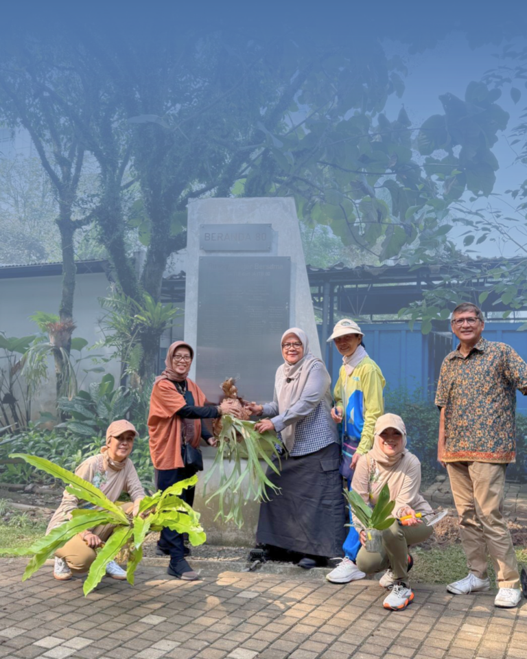 Angkatan 80 Menanam dan Merapikan Kembali Tanaman di Beranda 80