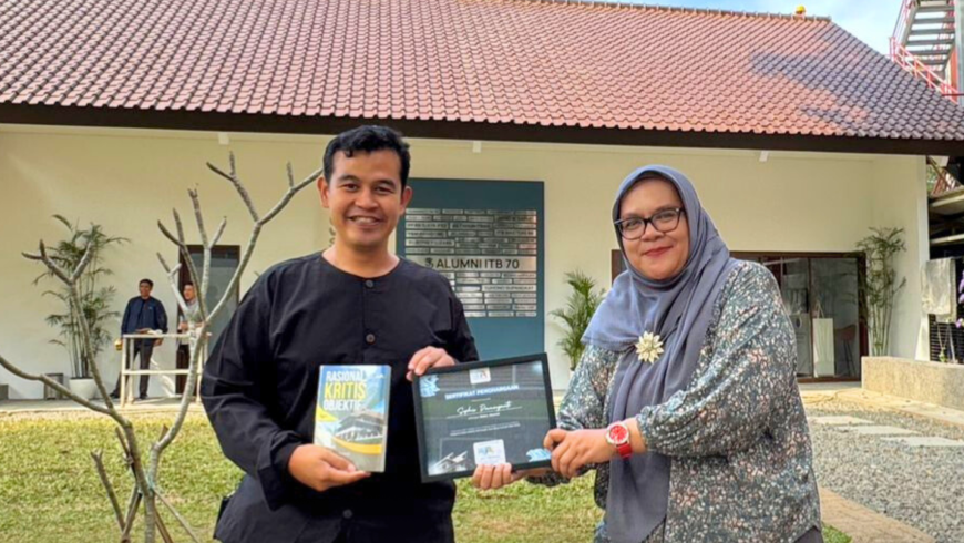 Ditlumnier Receives “BATUR ALUMNI” Award from IA-ITB West Java Chapter