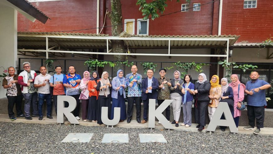 Penyerahan Simbolis Sumbangan dari Ikatan Alumni ITB Angkatan 92, 93, 97, dan 98 kepada Ketua IA ITB Agustin Peranginangin