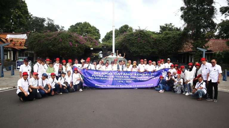 Alumni ITB Angkatan 1976 Gelar Kunjungan dan Sesi Foto Reuni 50 Tahun di Kampus Ganesha