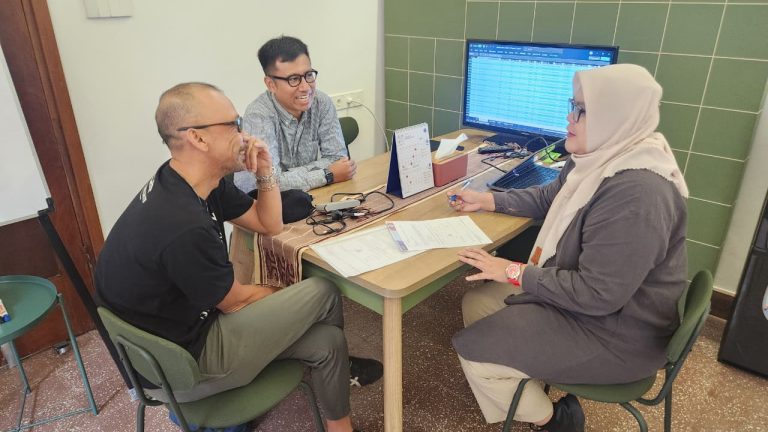 Serah Terima Data Alumni Geofisika dan Meteorologi 1963 – 2005