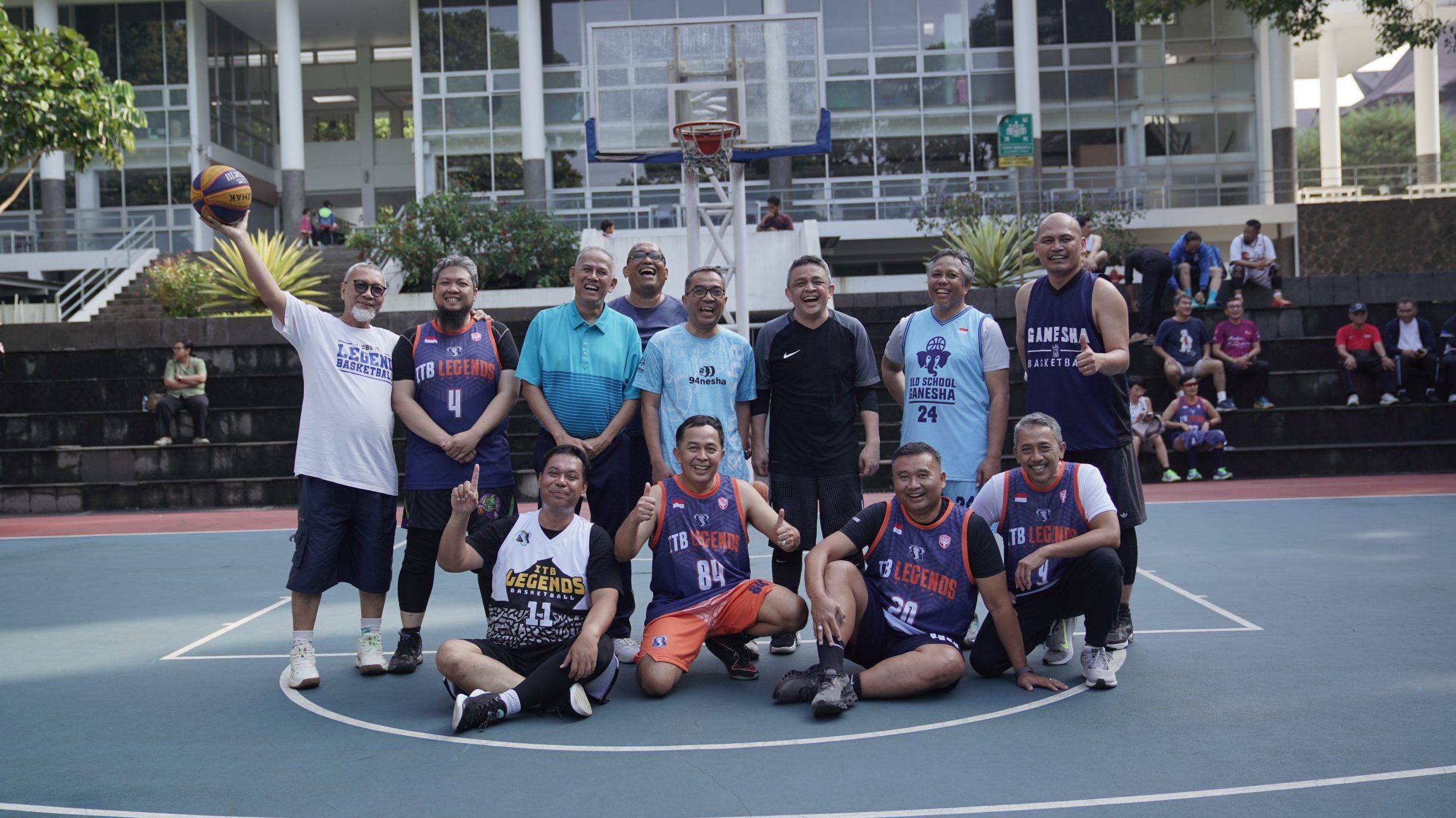 Rektor ITB, Mendiktisaintek, dan Ketua Dewan Komisioner LPS Bermain Basket Bersama Alumni dan Mahasiswa