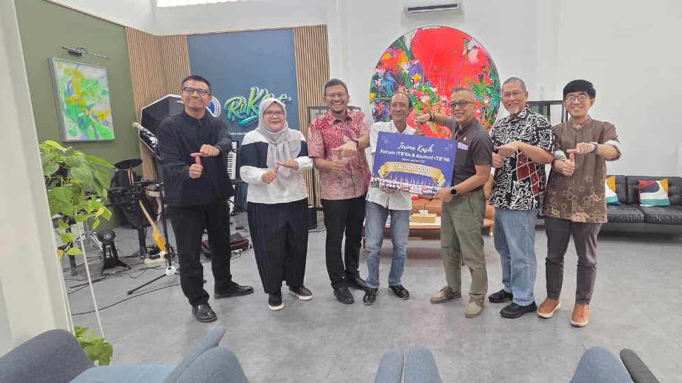 Alumni ITB 84–98 Serahkan Dana Lestari Rp74 Juta untuk ITB
