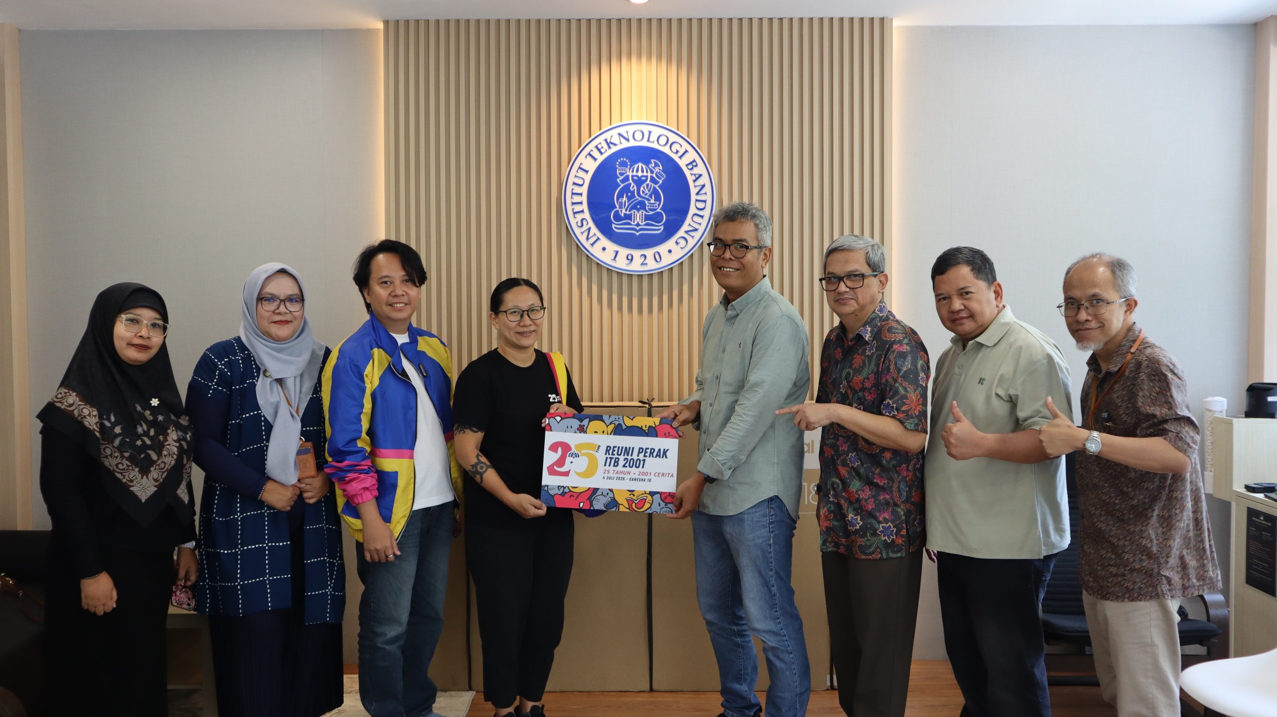 IA ITB 2001 Serahkan TV dan Modem untuk Mendukung Kebutuhan ITB