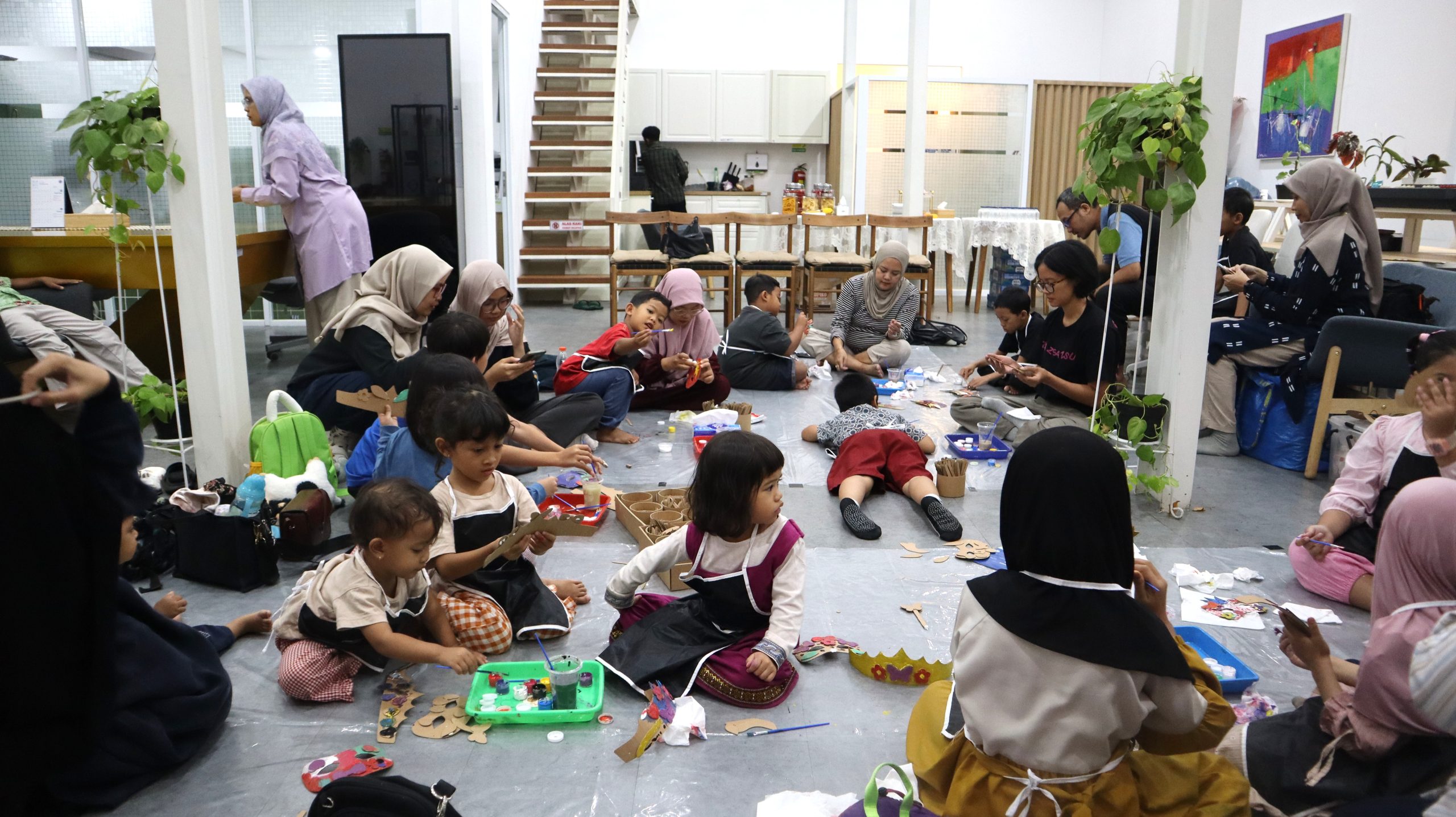 Ruang Kreasi Bersama Alumni Hadirkan Ibu Kardus, Ajak Anak Berkreasi melalui Daur Ulang